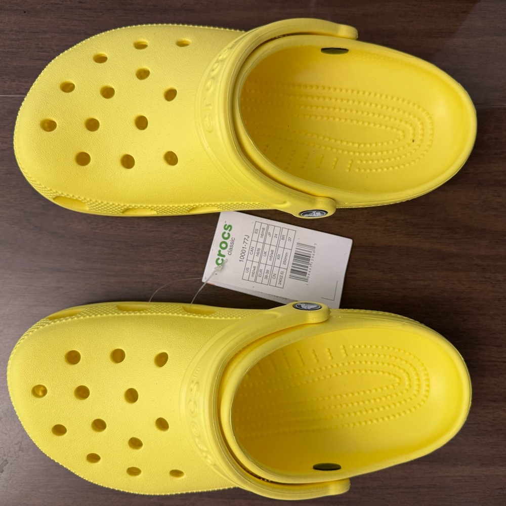 NEW with tags CROCS women’s 8. Comes with multiple floral charms